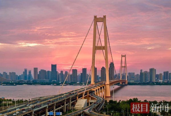 信富网 来武汉邂逅浪漫橘子海  夕阳美如画，江城现火烧云美景