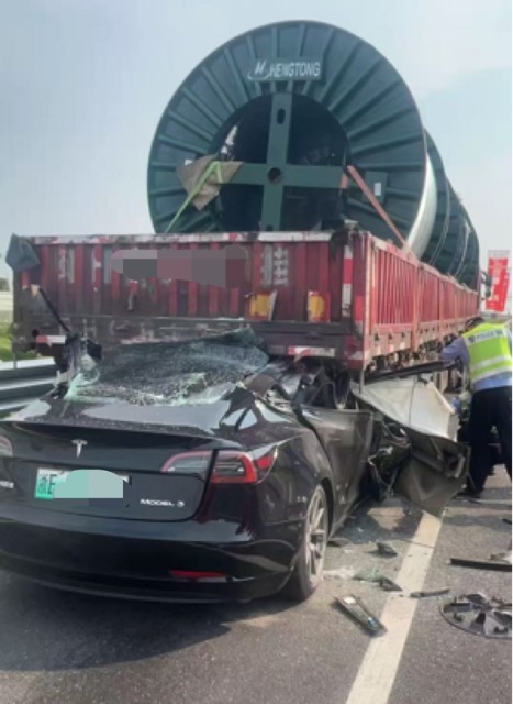 宝尚配资 特斯拉高速路追尾大货车 卡进底盘严重变形！知情人称司机“当场就不行了”